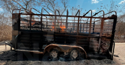 Incendio quema pacas y remolque sobre la vía Hopelchén-Mérida 