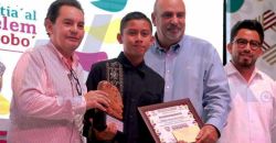 Jóvenes Calkinienses ganan premio en dos categorías del Premio Estatal de la Juventud